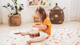 Lapsi musiikkileikkikoulussa